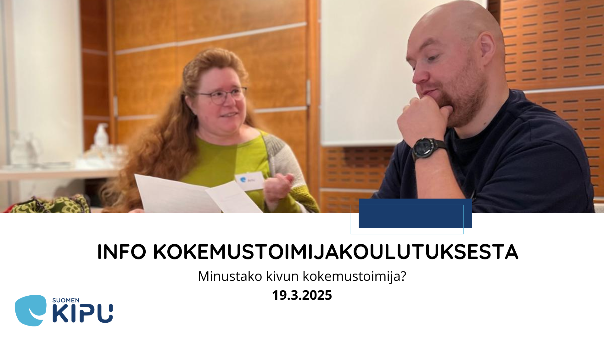 Nainen ja mies keskustelemassa. Etualalla miehellä käsi koskettaa partaa ja hän katsoo paperia toisessa kädessään. Nainen katsoo miestä. Hänellä myös paperi kädessä.
